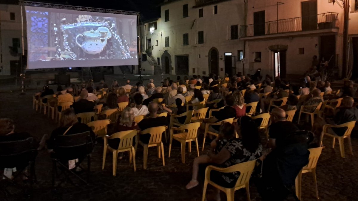 La bella e la bestia, Piazza della Rocca